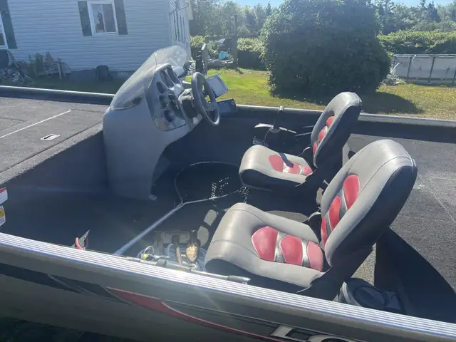 2012 Lowe Skorpion bass boat in Powerboats & Motorboats in Yarmouth - Image 5
