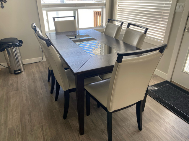 Kitchen Table & Chairs in Dining Tables & Sets in Red Deer
