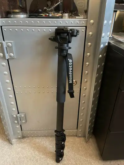 For sale is a brand new never used Manfrotto 694CX Carbon Monopod with 234RC Swivel/Tilt Head The be...