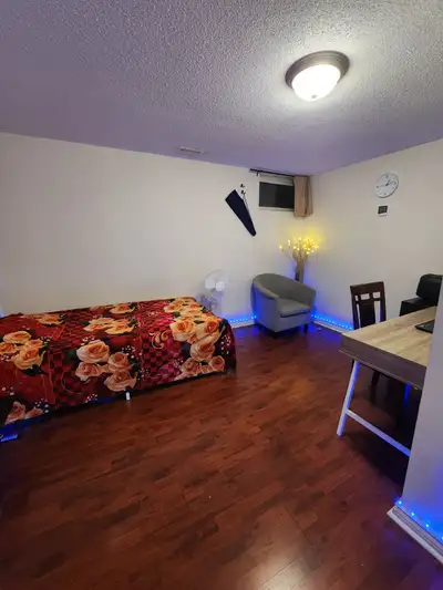 One private bedroom available for rent located at Kennedy road and St Clair. Ready to move in anytim...