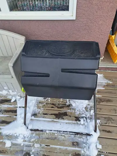 This is a used Crystal Creek compost tumbler, ready to turn your kitchen scraps and yard waste into...