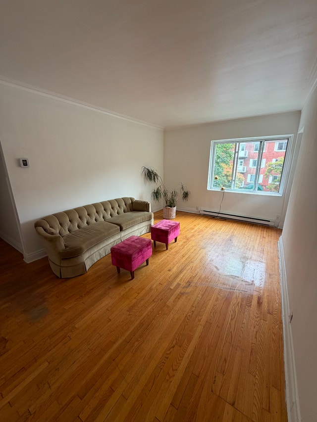 Bright, Furnished Room for Female Student | Steps from UdM/HEC — photo 3