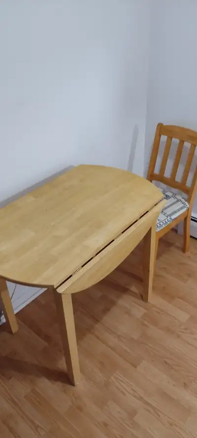 TABLE ET CHAISE EN BOIS MASSIF-BOIS MASSIF ET CHAISE - SOLID WOOD TABLE AND CHAIR FIRM MUST PICK UP...