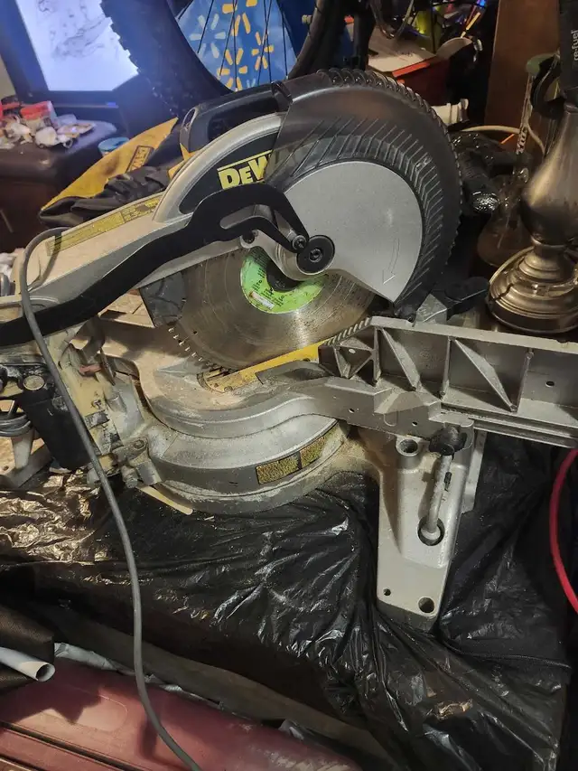 Dewalt Mitre Saw in Power Tools in Delta/Surrey/Langley - Image 2