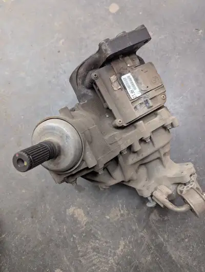 Single speed Transfer case from a 2014 Jeep Cherokee Sport. Complete and in good used condition, no...