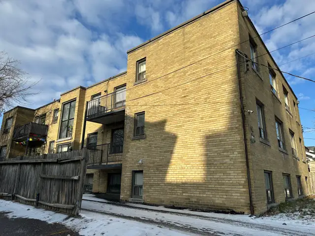 Spacious and bright 2 Bedroom Apartment in Royal York & Mimico