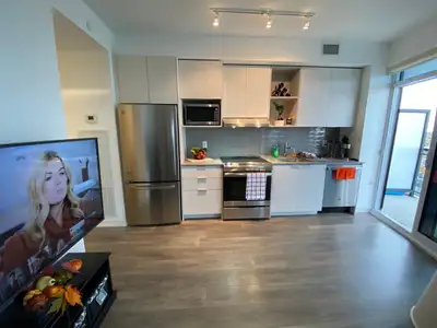 Private studio + underground parking & locker at Erin Mills, Mississuga! Open-concept layout, privat...