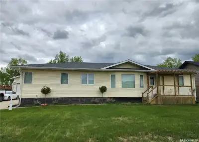 Welcome to 225 3rd St in North Weyburn, just a 5 minute drive to Weyburn's east side and features Ci...