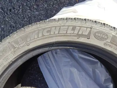 Penus d'hiver bon pour une saison peut être plus selon l'usage. Pneus Michelin X-Ice xi3 225/45R18 P...