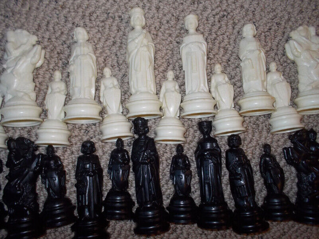 ANRI/E.S. Lowe Chess Set and 1955 Beginner's Chess Book in Toys & Games in London - Image 3