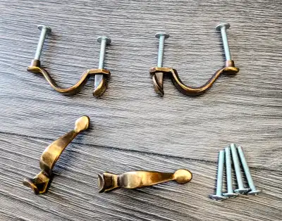 Petite Poignées antiques en laiton Qté 4 pour compléter vos renos de meubles , $ 8 le lot