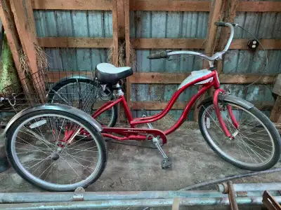 Vélo, tricycle, de qualité, en aluminium, de marque Schwinn, trois vitesses. Presque jamais utilisé....