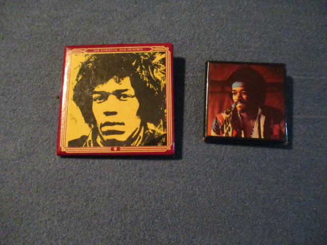 2 RARE JIMI HENDRIX PINS-1980'S-THE ESSENTIAL-ROCK & ROLL-UNIQUE dans Art et objets de collection  à Laval/Rive Nord