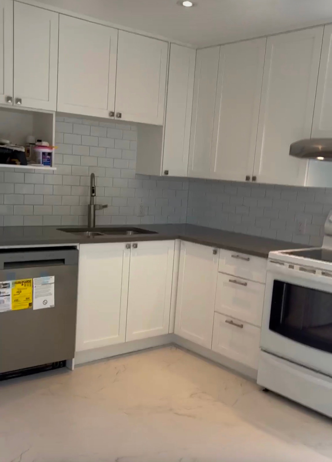 5 1/2 rénové | 3 chambres | près métro Angrignon | Électros incl — photo 1