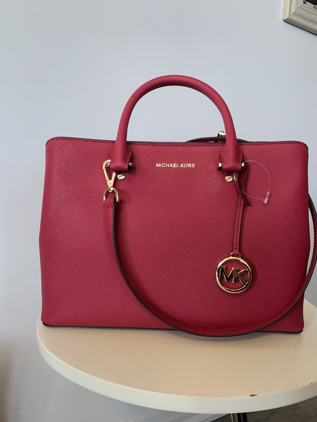 Beautiful magenta Michael Kors leather bag with  gold  trim in Women's - Bags & Wallets in Mississauga / Peel Region