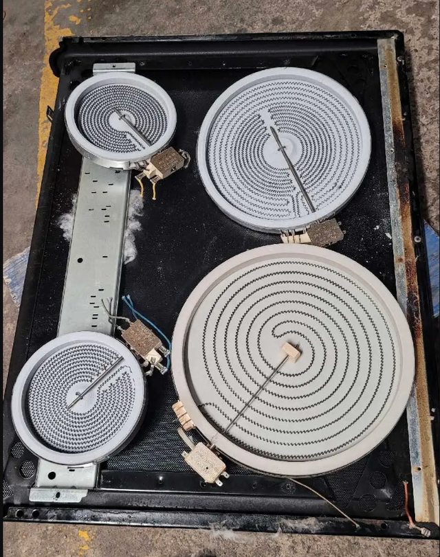 Frigidaire GlassTop Stove Model - CGLEF384DS1 - ALL PARTS Parts in Stoves, Ovens & Ranges in Mississauga / Peel Region - Image 2