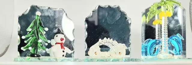 Lot of 3 Spun Glass Figurines on mirror bases in Home Décor & Accents in Calgary - Image 3