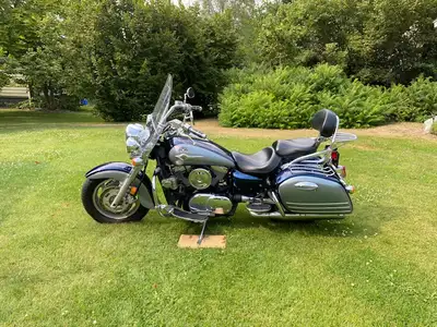 1600 cc Vtwin, Liquid cooled. Desirable Blue/Silver Color. All factory options. Adjustable wind scre...