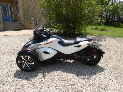 Beautiful hard to find sleek and sporty RSS Spyder. Semiautomatic with reverse. 990 cc. Cruise, heat...