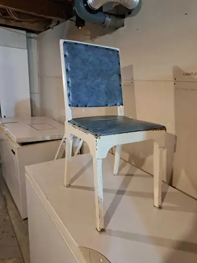 Chaise en bois, View more