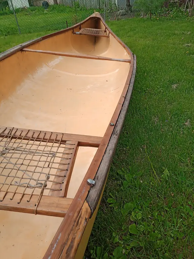 Canoe - kevlar and fiberglass in Canoes, Kayaks & Paddles in Guelph - Image 9