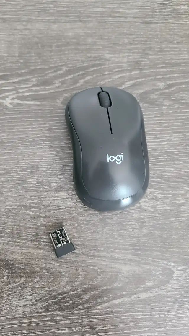 Logitech MK295 Wireless Mouse and Keyboard Combo (Silent Clicks)576039802246932486
