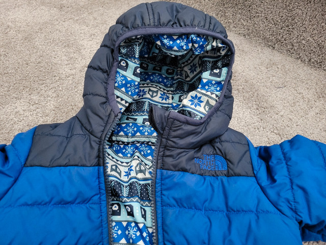 Northface hooded reversible jacket 12M blue in Clothing - 12-18 Months in Saskatoon - Image 2