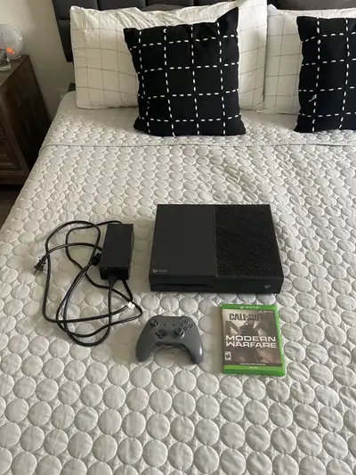 $125 or best offer. Great condition, comes with one controller, power and HDMI cord, Call of Duty Mo...