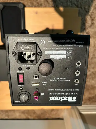 Experience immersive audio with this Axiom home theatre speaker set. This used speaker set includes...