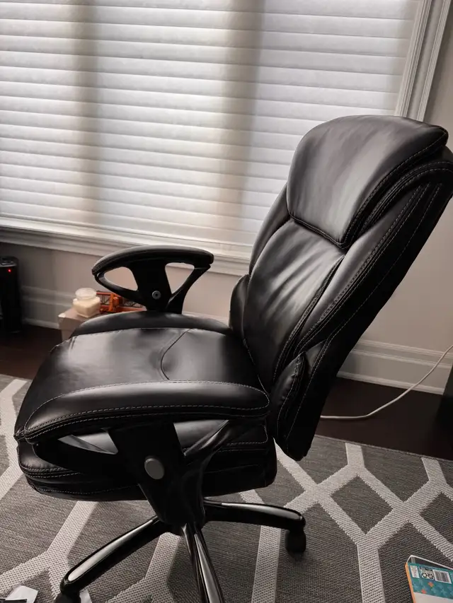 Black Office Chair in Chairs & Recliners in Markham / York Region - Image 3