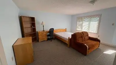 Master room for rent for Sheridan College student. 10 minutes' walk to Campus.