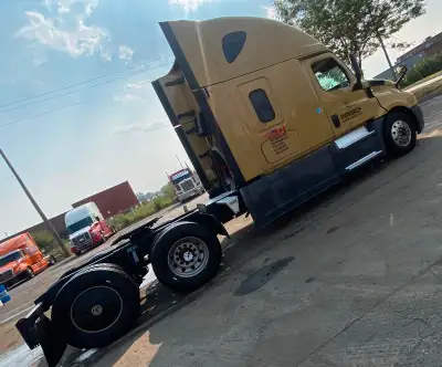 Freightliner Factory Warranty : Cascades 2020 Price 58000$ Parksmart ✅ New Tires ✅ Frame Paint ✅ 72’...