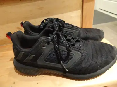 Adidas size 71/2 men's running shoes. Adidas taille 71/2 chaussures de course pour hommes.