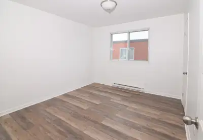 SVP bien lire l’annonce Haut Duplex 5 ½ à Saint-Léonard Logement très grand, complètement rénové, st...