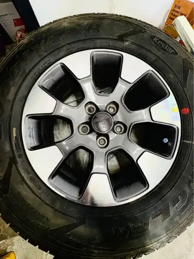 2023 factory Jeep Wrangler wheel set of 4 & tires Goodyear wrangler AT kevlar 255/70/18 Like New 95%...
