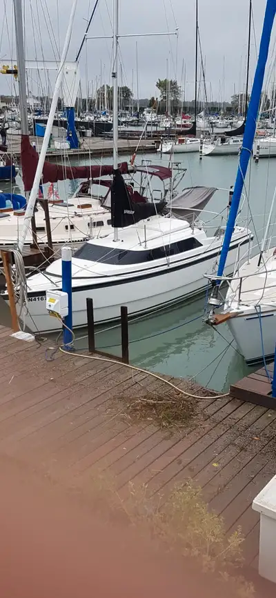 MacGregor 26X (1996) – a versatile trailerable powersailer, ideal for both sailing enthusiasts and t...
