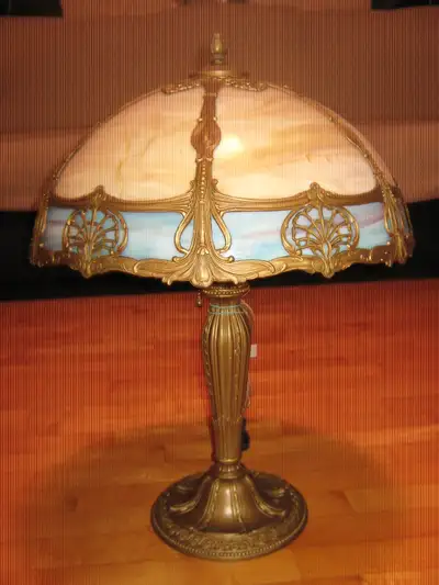 1920 - 1930 Lovely Antique Lamp in good condition. The lamp is very heavy. Electrical cord and pull...