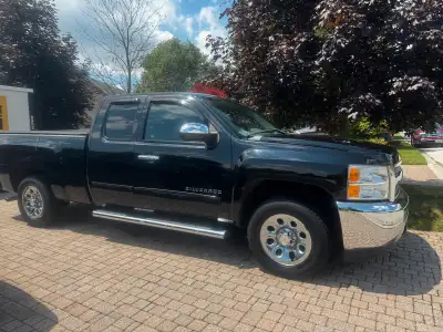 You want a good working truck with LOW mileage! •Has some minor rust as you can see in a few picture...