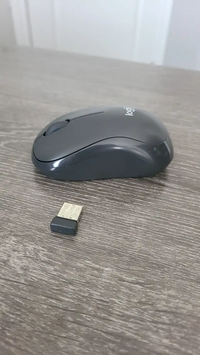 Logitech MK295 Wireless Mouse and Keyboard Combo (Silent Clicks)576039802246932489