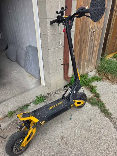 This VSETT 10+ Electric Scooter features a high-performance dual motor system and adjustable suspens...
