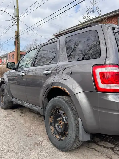 Ford Escape 2011 XLT V6 4x4 – 146 000 km Nous vendons notre Ford Escape 2011 XLT moteur V6 3.0L 4x4...