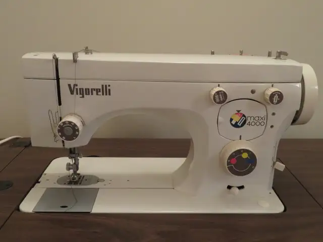 Machine à coudre Vigorelli, meuble et chaise in Multi-item in Laval / North Shore - Image 2
