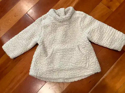 Baby sweater size 12-18 months Very warm sweater, beige in colour with pocket on the front and zippe...