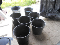 1-lot de 7 pots ronds,en plast noir de 8 et 9 pouces diam.