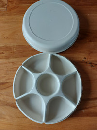 Plat trempette Tupperware Vegetable Dip / Snack Tray With Lid.