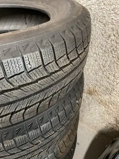 4 Michelin Latitude X-ICE presque neuf ( 9.5mm ) 225/65R17