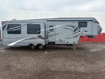 Very clean 5th wheel camper, this camper has an open floor plan that can sleep up to 4 people with t...