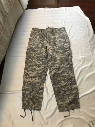 In very good preowned condition Size large - waist: 35 to 39” - inseam 29 1/2 to 32 1/2” All buttons...