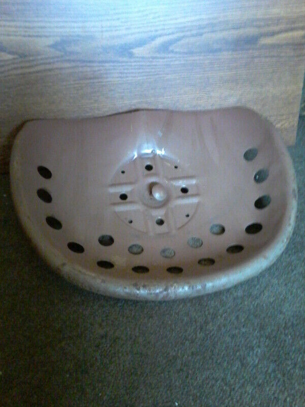 Vintage tractor seat for sale $50 dans Art et objets de collection  à Cambridge - Image 2