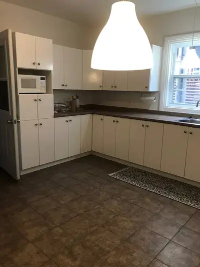 Montcalm - libre - Grand 4 1/2 sécuritaire WIFI inclus 881 Chemin Ste-Foy, Québec, QC G1S 2K7, Canad...